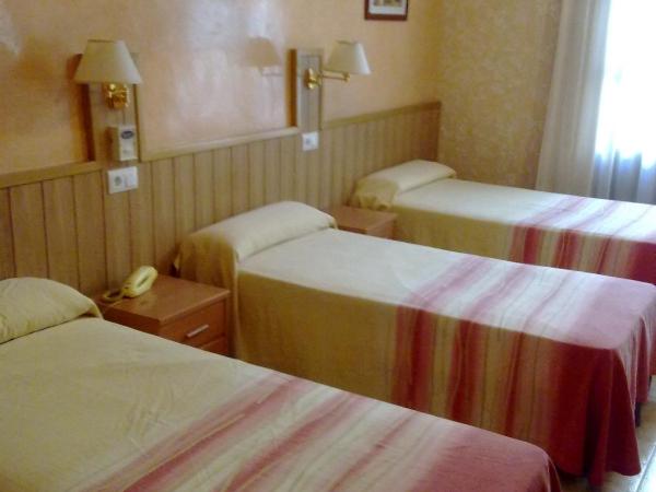 HOTEL FORNOS - Barcelona : photo 1 de la chambre chambre quadruple