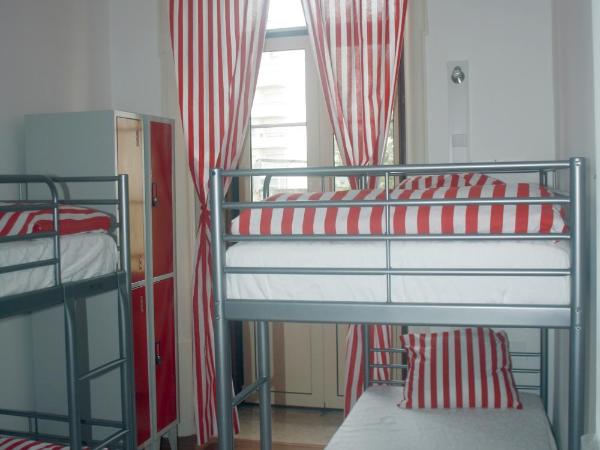 Hostel 402 : photo 8 de la chambre dortoir mixte de 4 lits