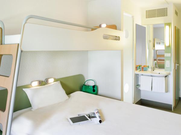 Ibis budget Hamburg City Ost : photo 6 de la chambre chambre triple avec lit double et lit superposé