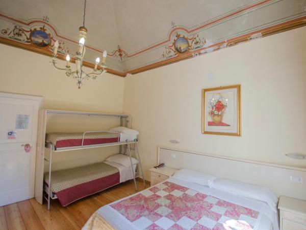 Hotel Iris : photo 6 de la chambre chambre triple