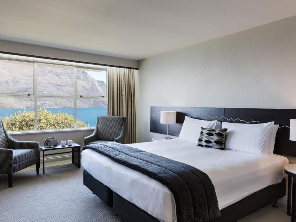 Mercure Queenstown Resort : photo 1 de la chambre chambre supérieure avec lit king-size - vue sur lac
