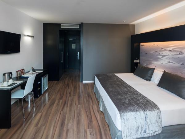 Catalonia Catedral : photo 3 de la chambre chambre double supérieure avec terrasse et piscine privée