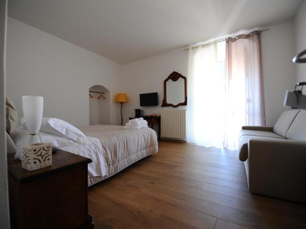 Vista Sui Sassi Guest House : photo 10 de la chambre suite junior avec balcon et vue