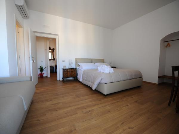 Vista Sui Sassi Guest House : photo 2 de la chambre suite junior avec balcon et vue