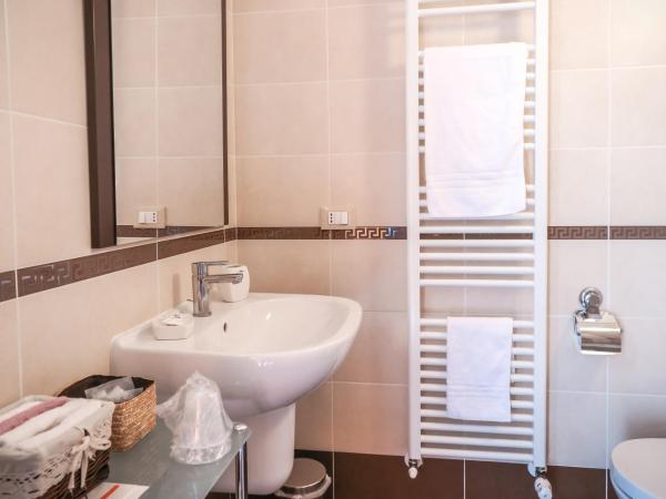 Agriturismo Ca' La Pergola : photo 3 de la chambre grande chambre double - vue sur jardin