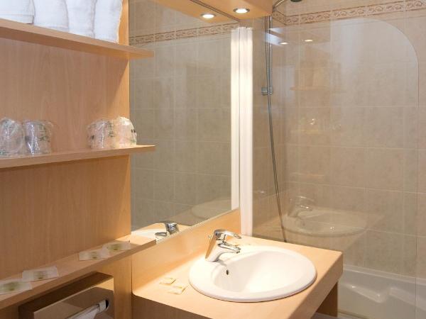 Hôtel Vert : photo 8 de la chambre chambre triple (1 lit double et 1 lit simple)