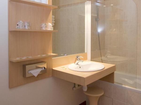 Hôtel Vert : photo 1 de la chambre chambre quadruple avec baignoire