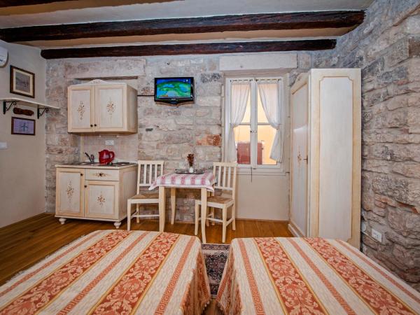 Residence MARCO POLO Centro Storico : photo 2 de la chambre chambre double confort avec kitchenette