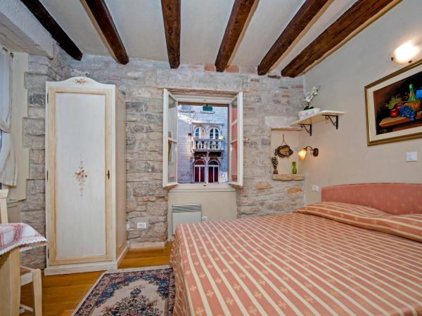 Residence MARCO POLO Centro Storico : photo 4 de la chambre chambre double confort avec kitchenette