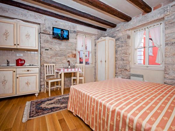 Residence MARCO POLO Centro Storico : photo 3 de la chambre chambre double confort avec kitchenette