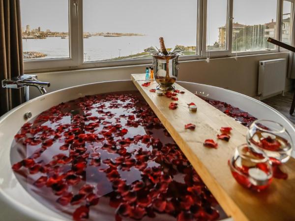 Melek Hotels Moda : photo 10 de la chambre suite lit king-size avec jacuzzi