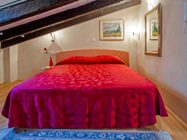 Residence MARCO POLO Centro Storico : photo 2 de la chambre attic double room with kitchenette