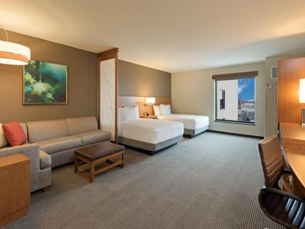 Hyatt Place Denver Downtown : photo 5 de la chambre chambre accessible aux personnes à mobilité réduite avec 2 lits queen-size et baignoire adaptée