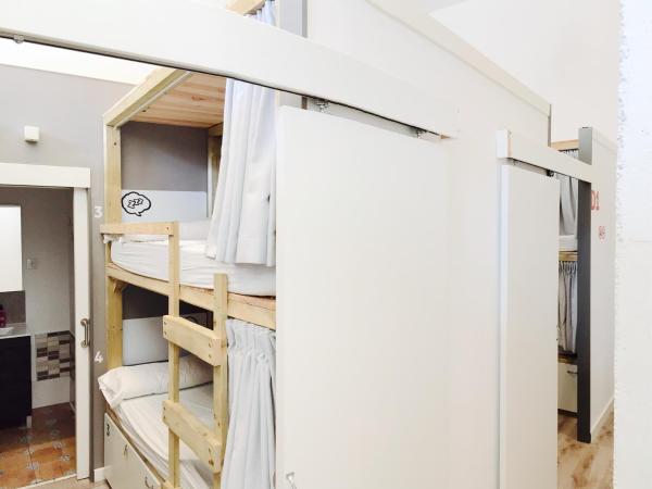 Ant Hostel Barcelona : photo 8 de la chambre lit dans dortoir mixte de 4 lits avec salle de bains privée