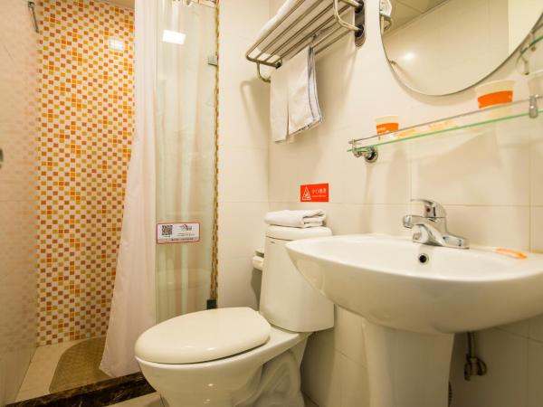 Home Inn Chongqing Shaping Park : photo 4 de la chambre chambre affaires lit queen-size