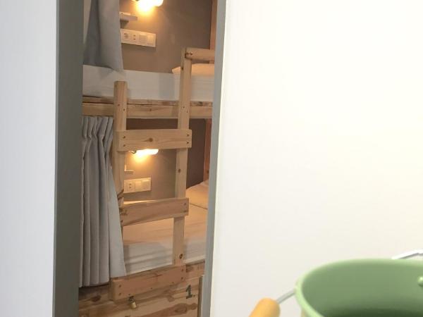 Ant Hostel Barcelona : photo 2 de la chambre chambre quadruple standard privée avec salle de bains privative 