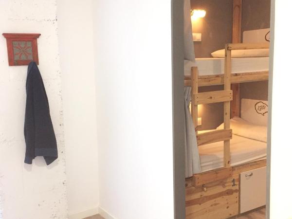 Ant Hostel Barcelona : photo 4 de la chambre chambre quadruple standard privée avec salle de bains privative 
