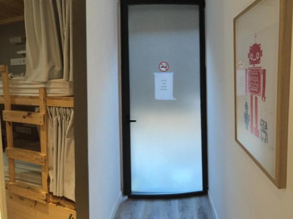 Ant Hostel Barcelona : photo 9 de la chambre chambre quadruple standard privée avec salle de bains privative 