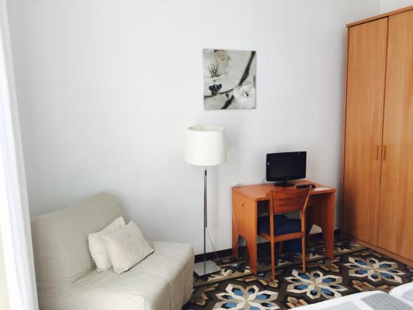 Hostal Eixample : photo 3 de la chambre large exterior double room with private bathroom and balcony