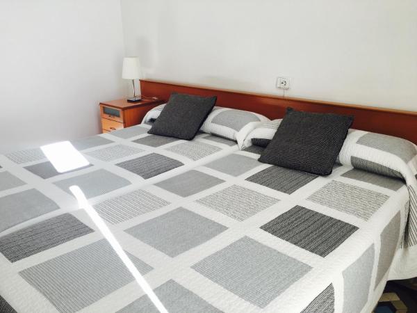 Hostal Eixample : photo 6 de la chambre chambre double ou lits jumeaux avec balcon et salle de bains privative
