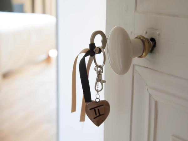 Maison M Troyes : photo 4 de la chambre chambre lit queen-size - vue sur jardin