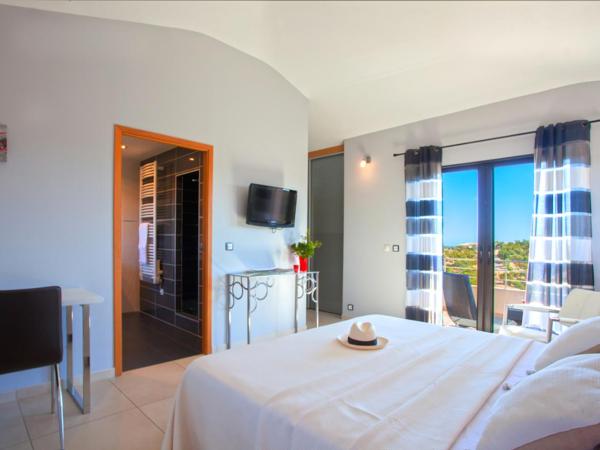 Chambres d'hôtes Casa di l'Oru : photo 5 de la chambre chambre double avec balcon - vue sur mer