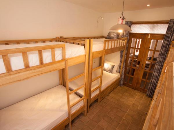 Adhisthana Hotel Yogyakarta : photo 2 de la chambre lit dans dortoir de 8 lits pour hommes