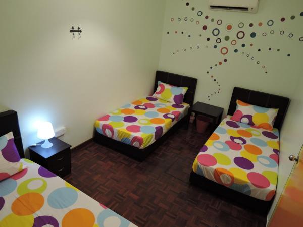 The Pillohouzzze : photo 1 de la chambre chambre triple avec salle de bains commune