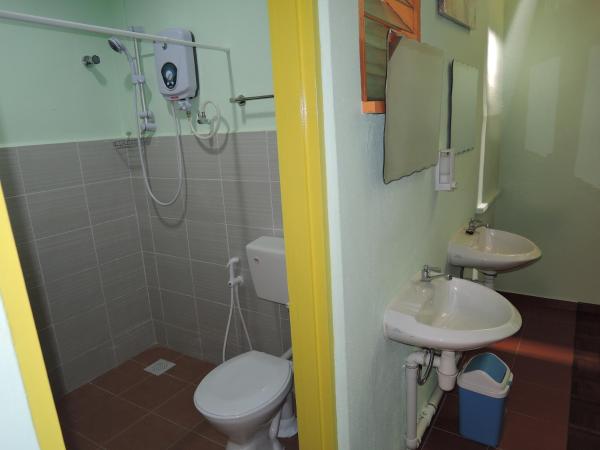 The Pillohouzzze : photo 4 de la chambre chambre lit queen-size avec salle de bains commune