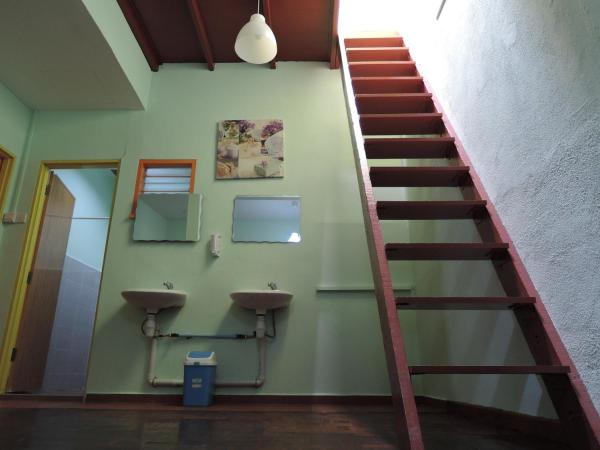 The Pillohouzzze : photo 3 de la chambre chambre lit queen-size avec salle de bains commune