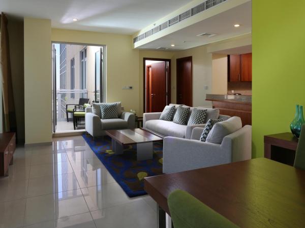 Ramada by Wyndham Downtown Dubai : photo 3 de la chambre hébergement 1 chambre lit king-size, balcon avec vue sur fontaine, fumeurs