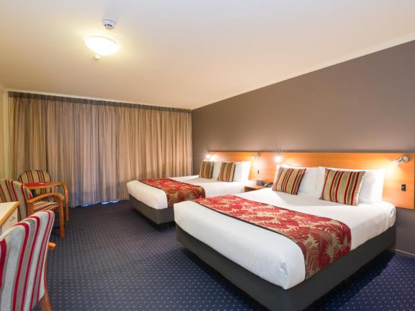 Heartland Hotel Auckland Airport : photo 3 de la chambre hébergement supérieur plus lits jumeaux et lit queen-size