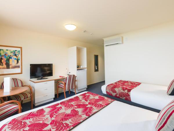 Heartland Hotel Auckland Airport : photo 2 de la chambre studio lit queen-size avec lit simple