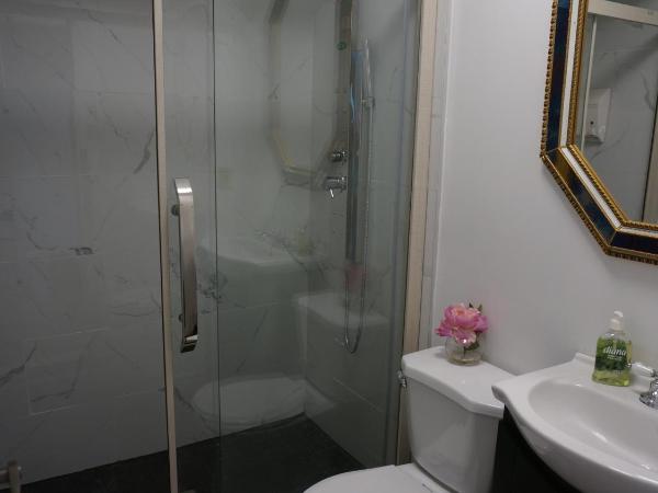 Margie Townhome Suites : photo 10 de la chambre suite supérieure 1 chambre avec salle de bains privative séparée