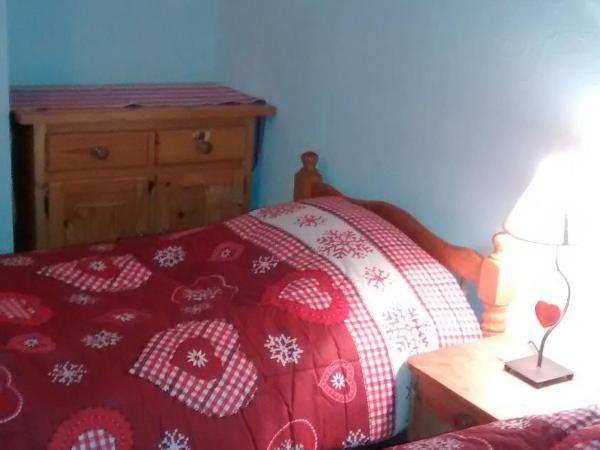 Gîte Mont Joly : photo 1 de la chambre chambre lits jumeaux avec salle de bains privative