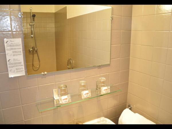 Hôtel Select : photo 4 de la chambre chambre triple avec climatisation