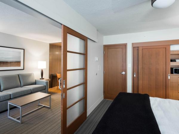 West Coast Suites at UBC : photo 8 de la chambre suite lit king-size