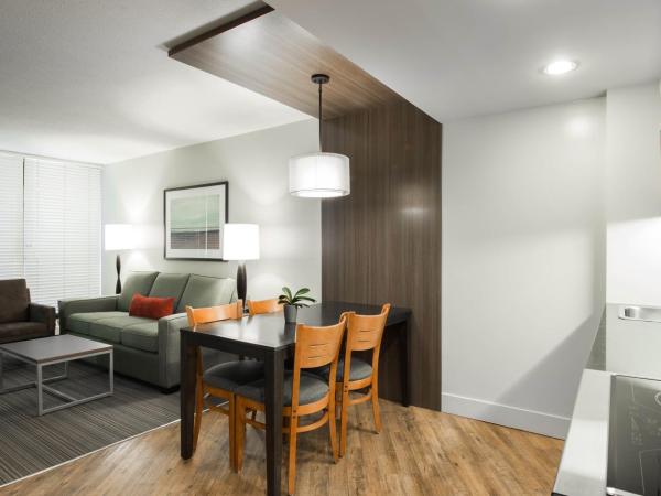 West Coast Suites at UBC : photo 7 de la chambre suite lit king-size