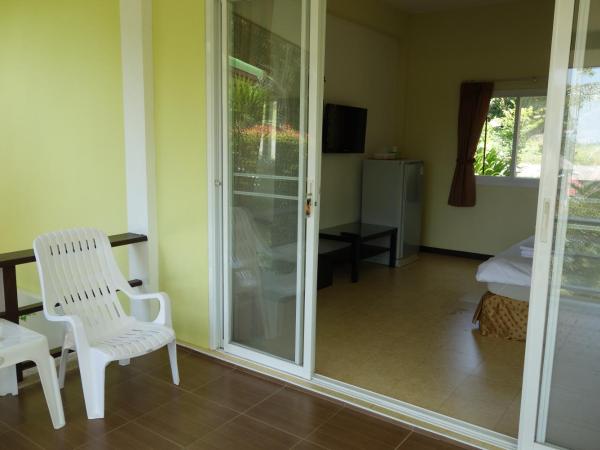 Khaolak Hillside Villa : photo 1 de la chambre bungalow avec ventilateur