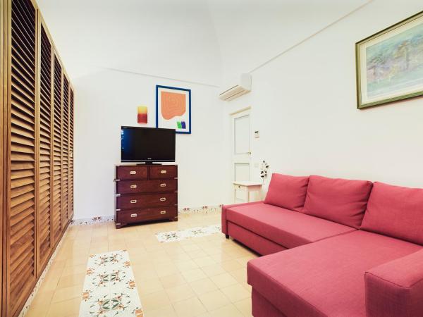 Suite Villa Carolina : photo 7 de la chambre chambre double - vue sur piscine