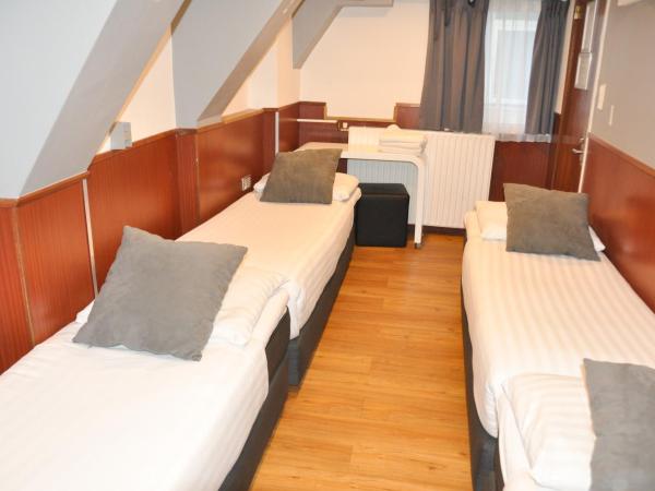 Travel Hotel Amsterdam : photo 4 de la chambre chambre quadruple avec lits simples
