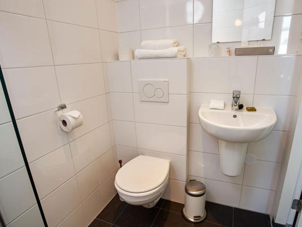 Pension Homeland : photo 3 de la chambre chambre simple avec salle de bains privative