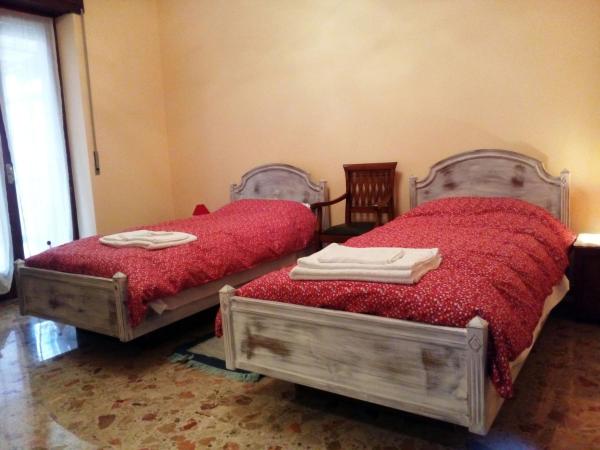 B&B Anna Fiera : photo 1 de la chambre chambre triple avec salle de bains privative