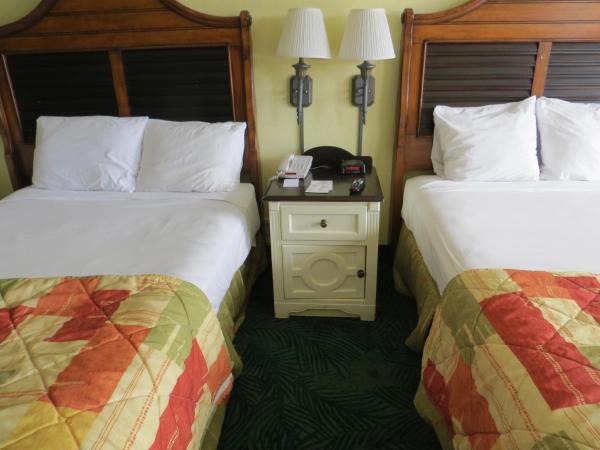 Seralago Hotel & Suites Main Gate East : photo 2 de la chambre chambre avec 2 lits doubles - vue sur parking