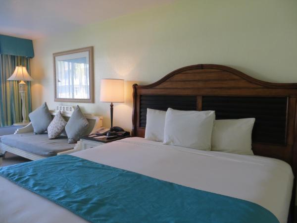 Seralago Hotel & Suites Main Gate East : photo 1 de la chambre chambre lit king-size avec canapé-lit