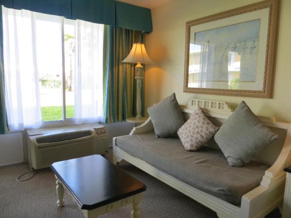 Seralago Hotel & Suites Main Gate East : photo 5 de la chambre chambre lit king-size avec canapé-lit