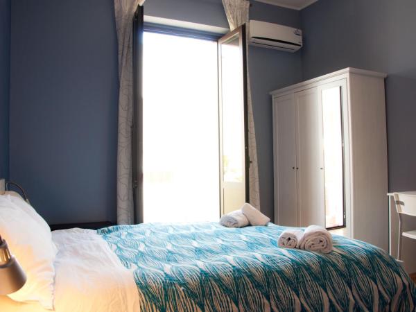 B&B Miro Centro Catania : photo 9 de la chambre chambre quadruple avec salle de bains privative séparée