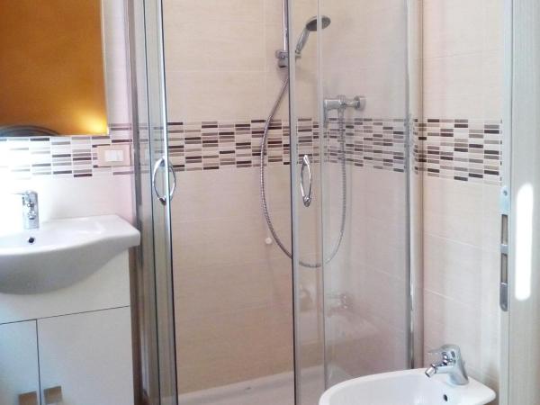 B&B Anna Fiera : photo 4 de la chambre chambre familiale avec salle de bains privative