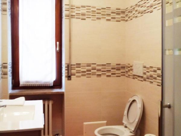 B&B Anna Fiera : photo 2 de la chambre chambre double avec salle de bains privative