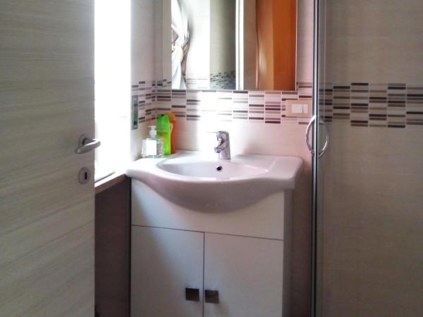 B&B Anna Fiera : photo 2 de la chambre chambre triple avec salle de bains privative